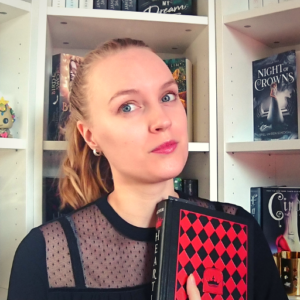 Profilbild Mädchen mit Buch vor Bücherregal