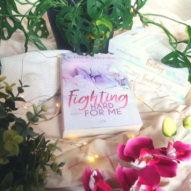 🌺 "Fighting Hard for Me" von Bianca Iosivoni 🌺
.
Eines meiner letzten Bücher 2021, wenn nicht sogar das letzte Buch. Es war allerdings auch das letzte Buch, das ich 2021 abgebrochen habe 🙈 Dabei gehörte es zu meinen meisterwarteten Büchern des letzten Jahres. Warum ich es trotzdem nicht durchziehen konnte?
Ein paar Gründe ⬇️
.
❎ Es war eine "Best Friends to Lovers"-Geschichte, was bei weitem nicht zu meinen liebsten Tropes gehört. Und insbesondere, wenn sich die Protagonisten wie hier vor Beginn des Buches schon kennen und auch vor Beginn des Buches schon ineinander verliebt sind. Ich mag einfach das Kennenlernen und den Aufbau der Spannung & Gefühle bei Romances am liebsten.
❎ Das sorgt dafür, dass ich zwischen Sophie und Cole einfach keine Chemie gespürt habe.
❎ Die Idee mit dem 12-Punkte-Plan klang süß, sorgt aber dafür bzw. sorgt nicht dafür, dass sexuelle Spannung aufkommt. 
❎ Hinzu kommt, dass das Set Up des Buches schon sehr weit hergeholt & teilweise wirklich zum Augenrollen ist, nicht wegen übermäßigem Drama (das fehlt eher), sondern einfach, weil es übertrieben ist. Und vielleicht hätte ich das anders gesehen, wenn ich eine romantische Verbindung zwischen den beiden Hauptcharakteren gespürt hätte. 
❎ Was auch absolut übertrieben war: Sophies Schusseligkeit & Ungeschicktheit. Das hat nach 100 Seiten nur noch genervt. 
❎ Die Nebenhandlung mit Cole und seinem Studium war ganz interessant, besonders, wenn man sich für Game Design oder generell Gaming interessiert (was ich nicht tue), aber es nimmt zu viel Raum neben der Love Story ein. Das zeigt, dass es in der Beziehung kaum was zu entwickeln gibt & schon gar nichts, was fast 400 Seiten füllt. 
.
Das einzig wirklich positive war für mich die Chaos-WG und die Nebencharaktere. Ich wollte aber eine unterhaltsame Liebesgeschichte. Und nachdem die nach 150 Seiten nicht zu finden und vor allem nicht zu fühlen war, habe ich "Fighting Hard for Me" von Bianca Iosivoni leider abgebrochen 💔
.
Habt ihr das Buch gelesen? Wie fandet ihr es? Und was war euer letzter großer Flop? 😬